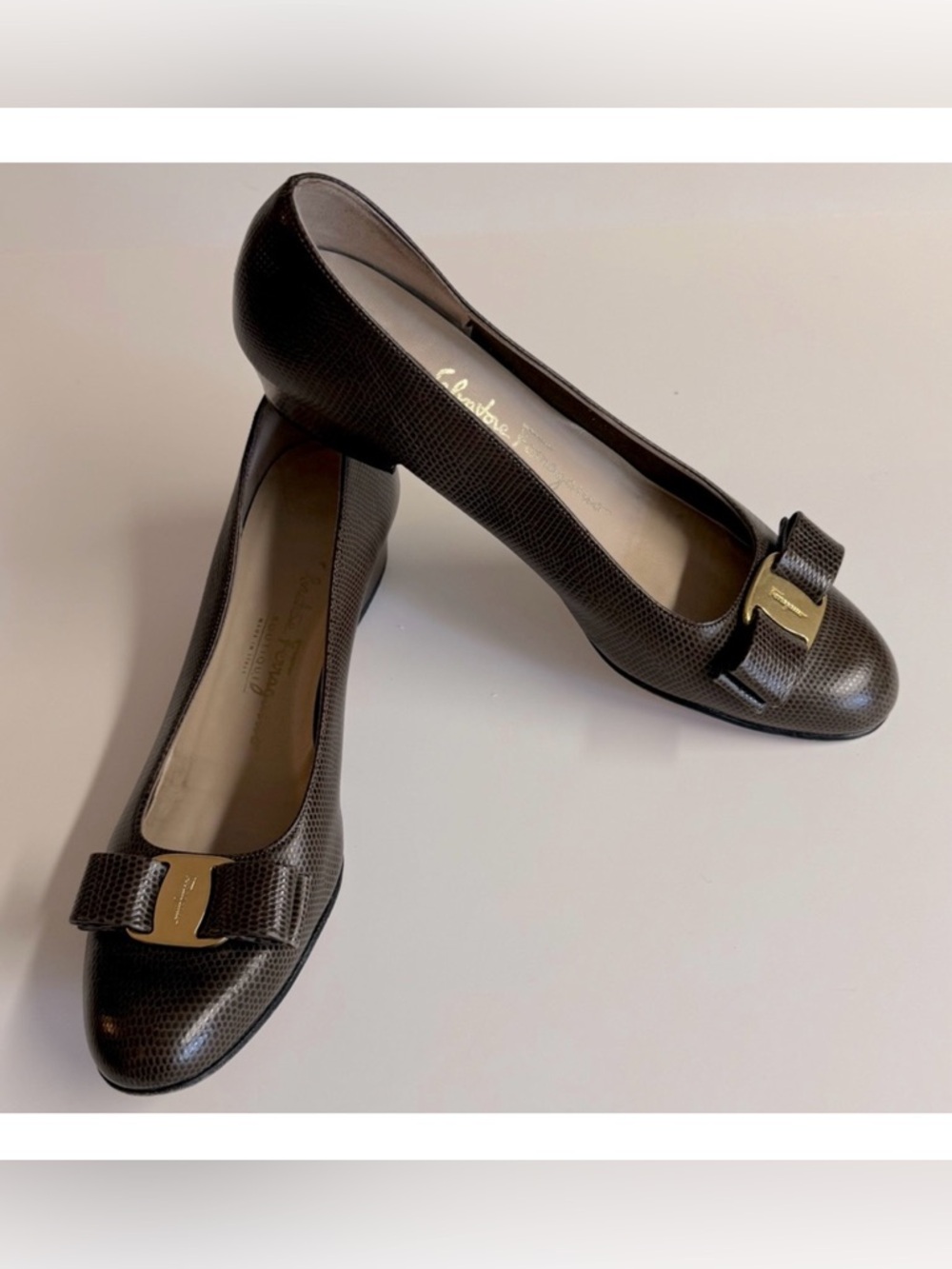 Salvatore Ferragamo-Brown Leather lizard embossed pumps with gold bow.Size 8.5